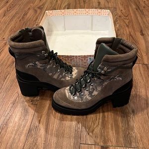 NIB Gianni Bini camo boots retail 130